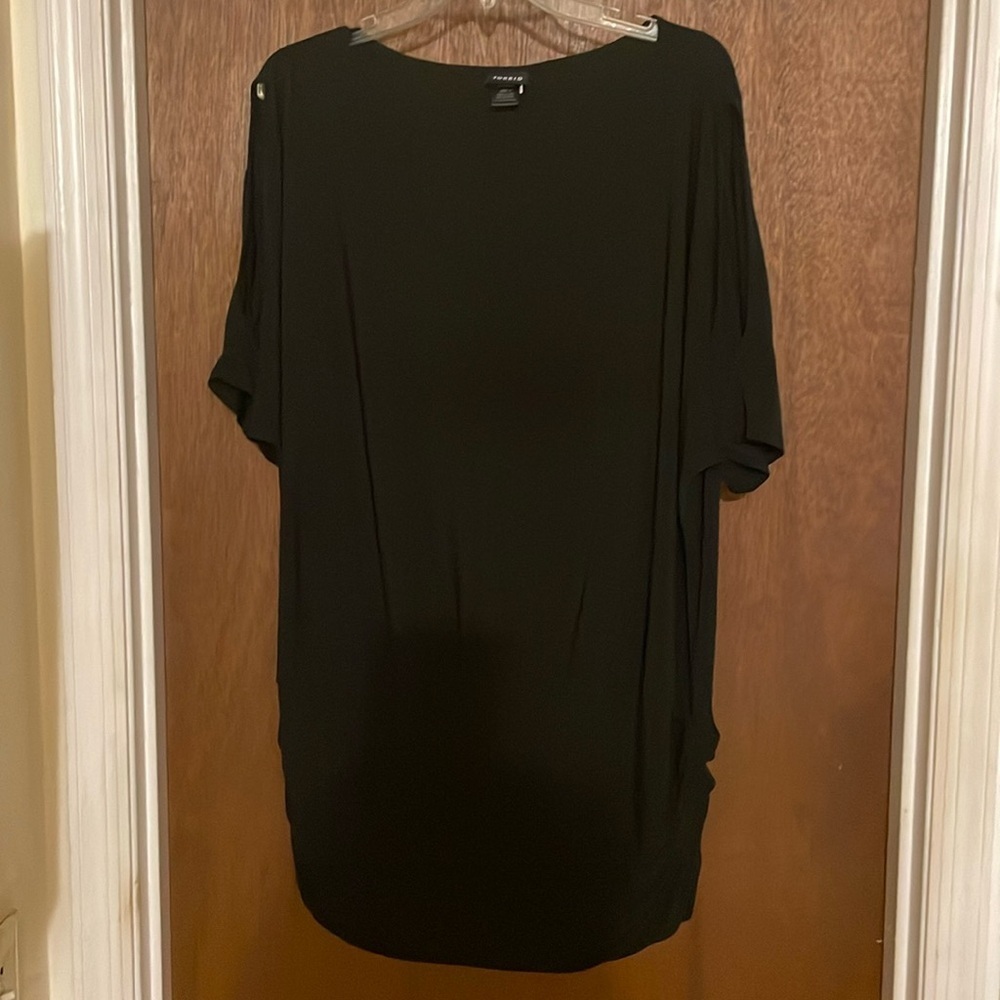 Torrid Cold shoulder V neck ruched sides blouse - Picture 1 of 3